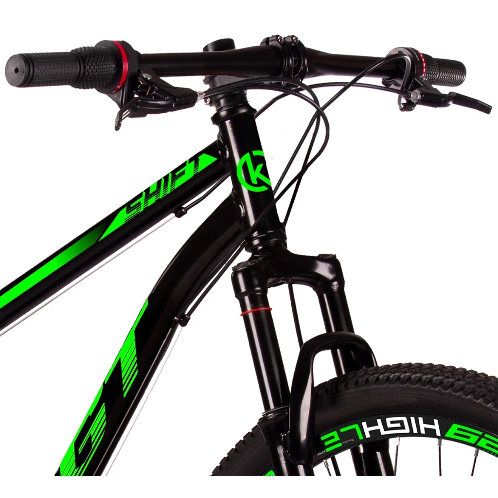 Detalhe do guidão e suspensão dianteira da bicicleta KGT, com acabamento preto e verde, freios a disco e sistema de marchas