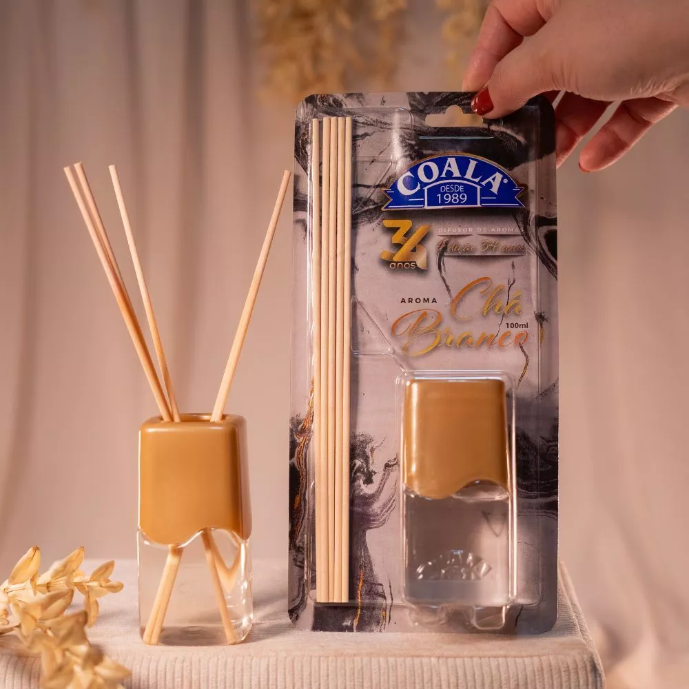 Difusor de aromas Coala Chá Branco de 100ml com varetas de madeira e embalagem decorativa.