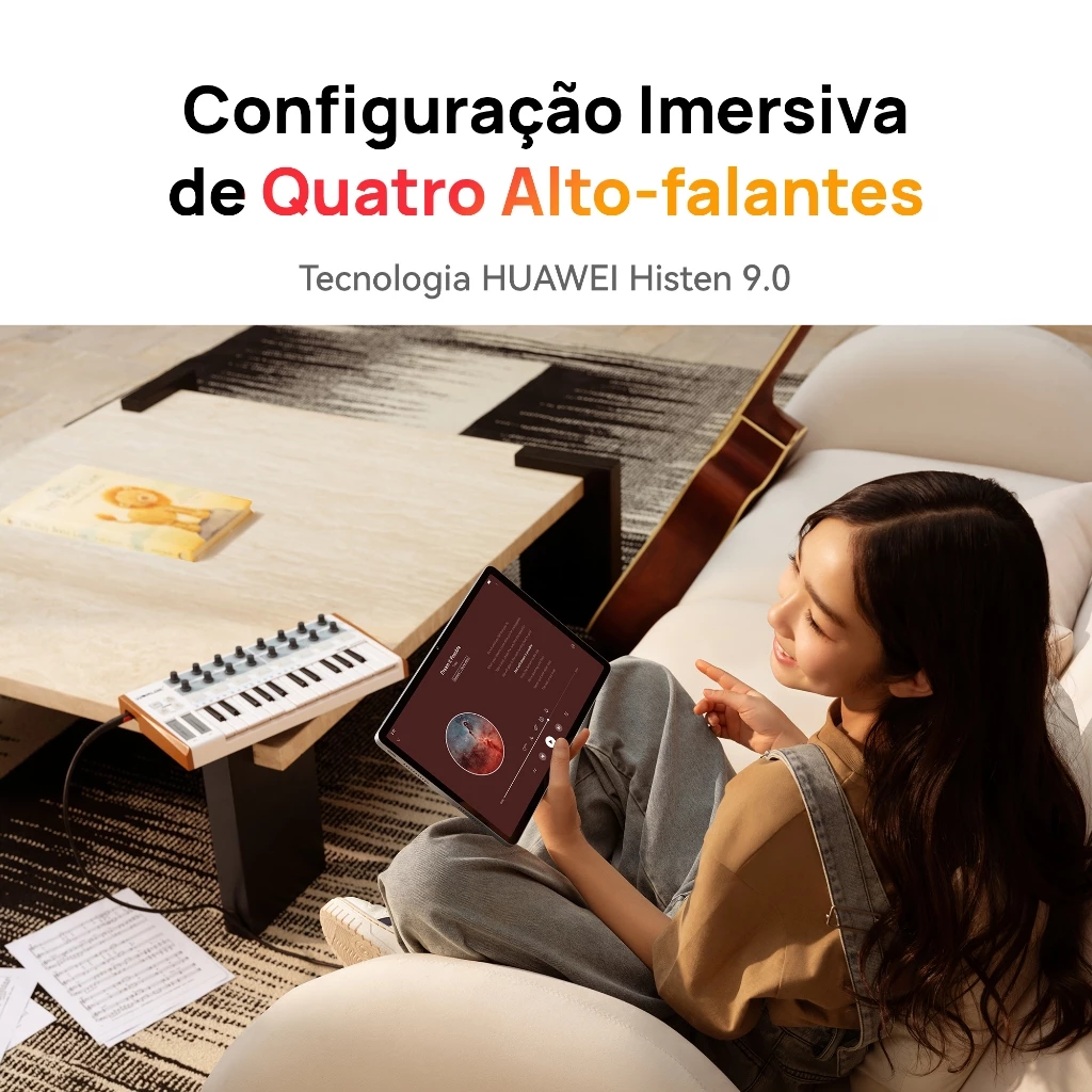 Mulher utilizando o tablet HUAWEI em um ambiente criativo enfatizando o sistema de quatro alto-falantes imersivos