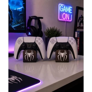 KIT com 2 Suportes Stand Para Controle PS5 / Xbox / PS4 Logo Spider Moderno Estiloso Decoração