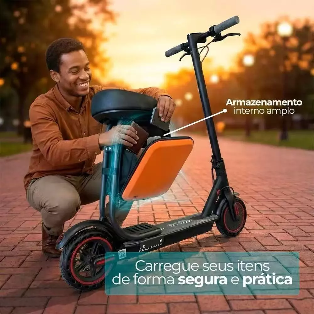 Homem sorridente agachado, abrindo a bag laranja acoplada ao patinete elétrico, mostrando o "Armazenamento interno amplo" e "Carregue seus itens de forma segura e prática"