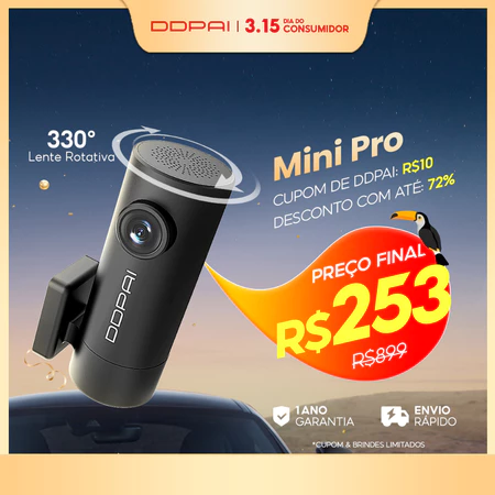 Camera veicular DDPAI Mini Pro preta com lente rotativa de 330 graus em destaque sobre o teto de um carro com preco promocional de 253 reais