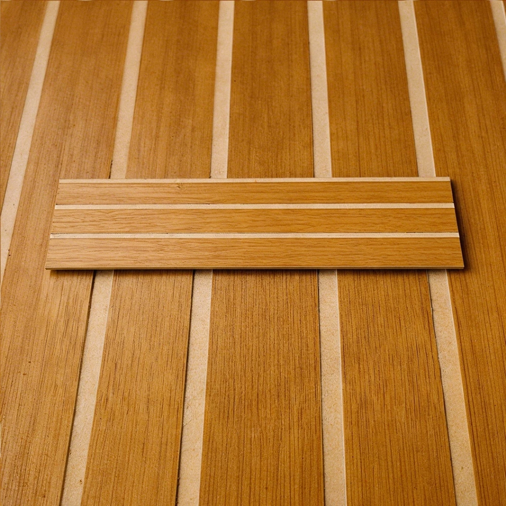 Detalhe em close de uma placa ripada autocolante de madeira