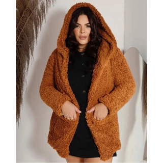 CASACO FEMININO INVERNO QUENTINHO TEDDY PELUCIADO COM BOLSO E CAPUZ SLIM OU PLUS SIZE MODA PREMIUM
