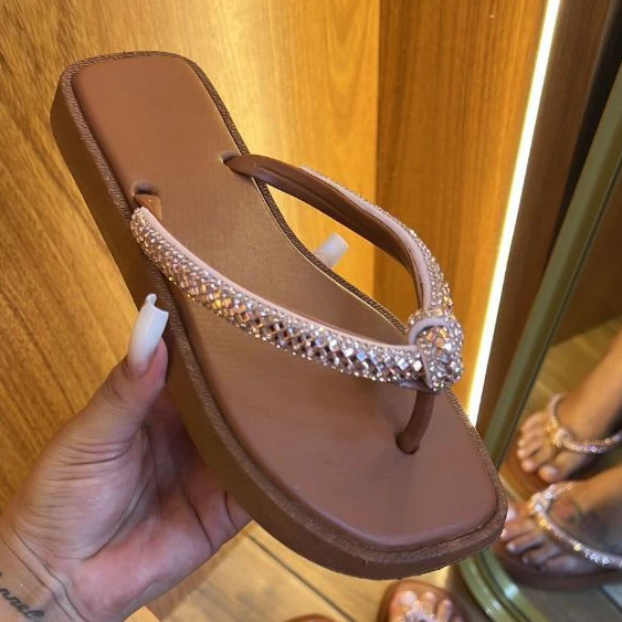 Chinelo feminino confortável de dedo com correias