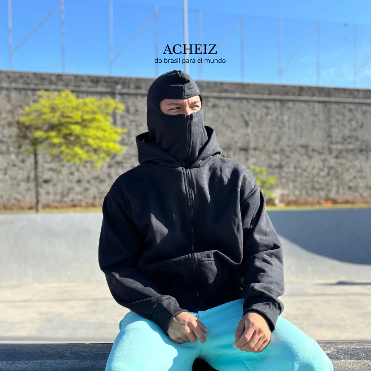 CASACO DE MOLETOM COM ZIPER E BALACLAVA INTEGRADA