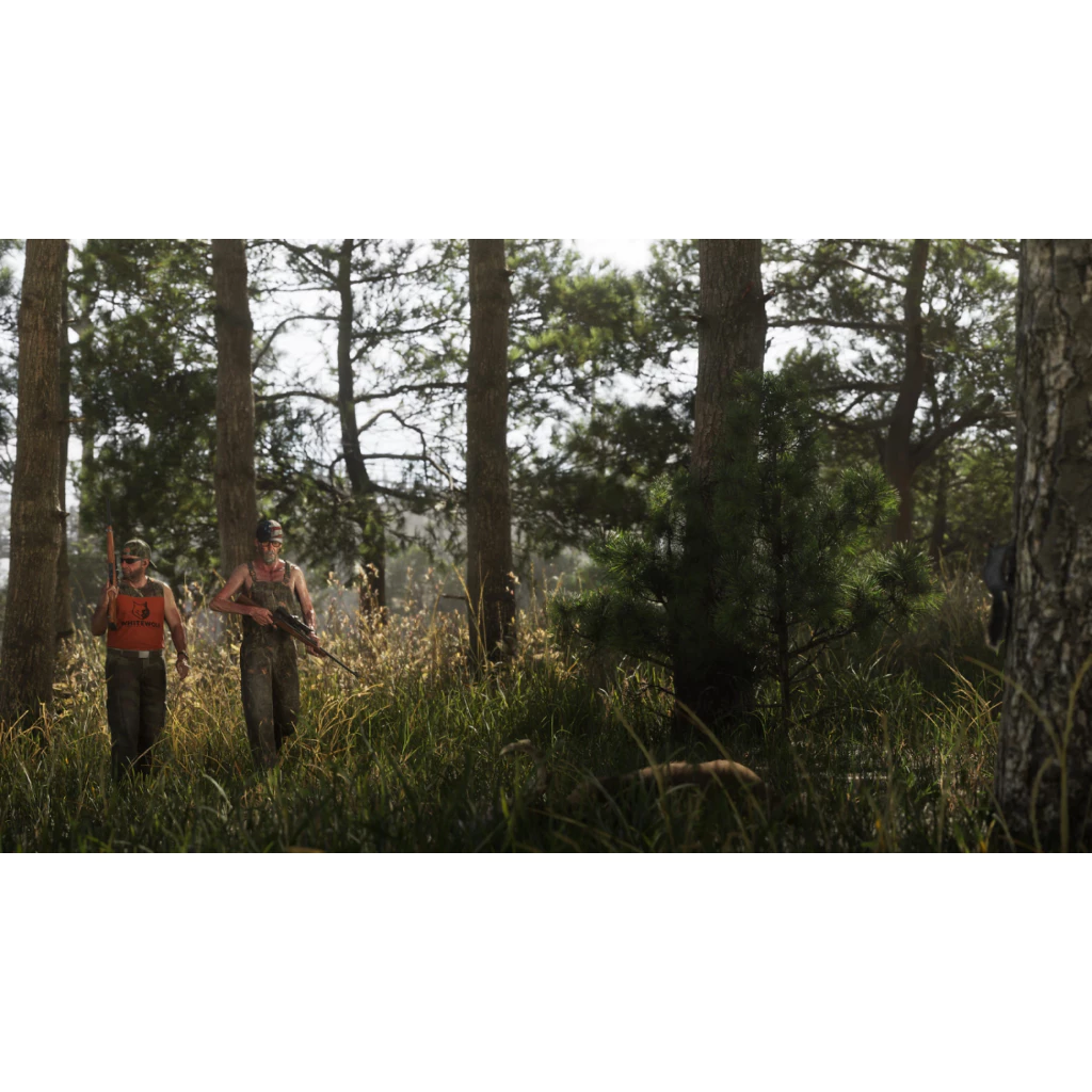 Dois homens com roupas rústicas e armas longas caminhando por uma floresta densa com árvores altas e vegetação exuberante, em uma cena de caça ou exploração.
