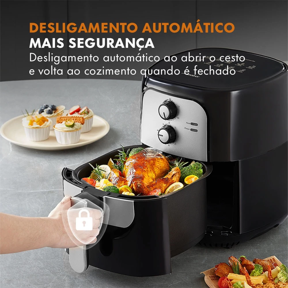Vista lateral da Air Fryer Gaabor com o cesto aberto mostrando um frango assado inteiro