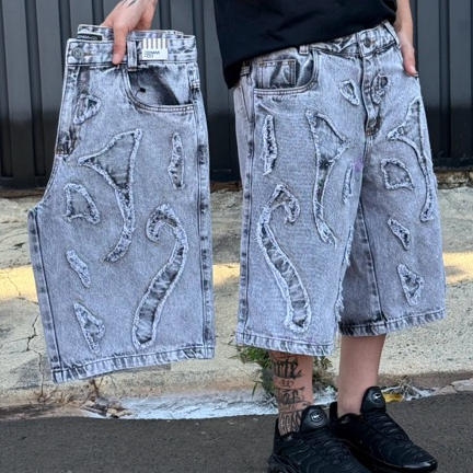 Bermuda Baggy Patchwork Cinza-Vintage Bordados Diferenciados