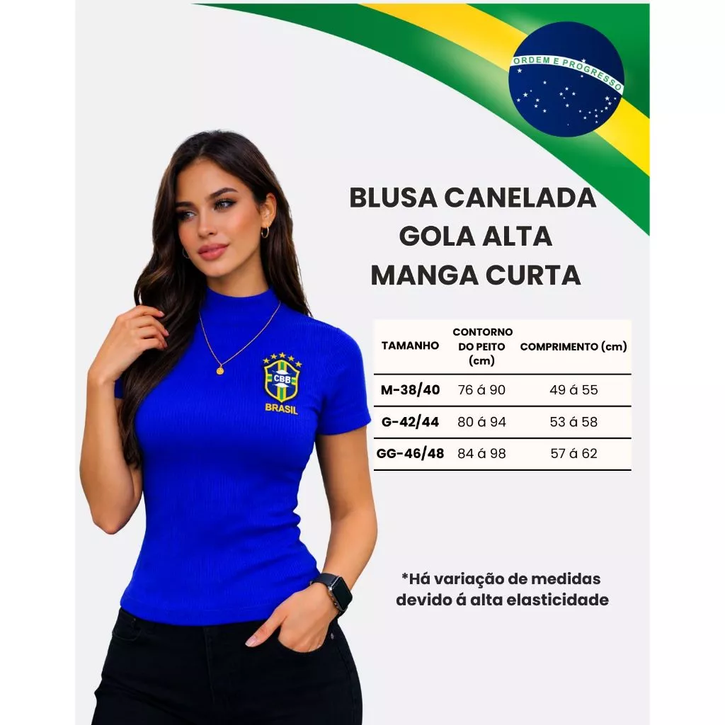 Mulher usando uma blusa canelada azul royal com gola alta, manga curta e estampa do Brasil. Ao lado, uma tabela de medidas e informações sobre o produto.
