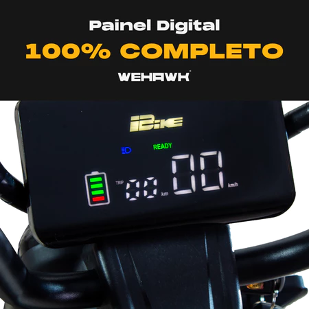 Close no painel digital da bike elétrica Wehawk mostrando nível de bateria e velocidade