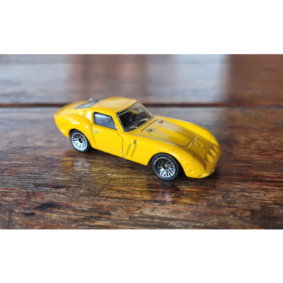 Hot Wheels - Ferrari 250 GTO Amarelo - New Models 2009 (Fora da