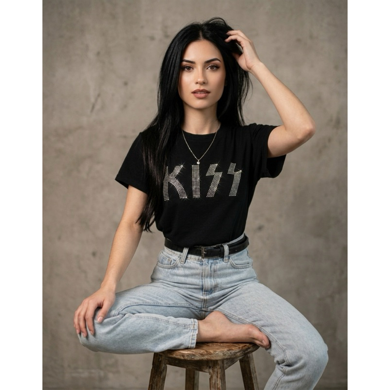 Blusa Feminina T-shirt estampa Kiss em Pedraria Strass Brilhante