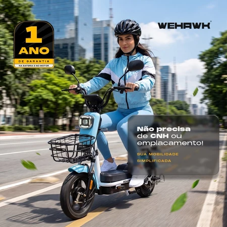 Jovem pilotando bike elétrica Wehawk azul em via urbana com texto sobre dispensa de CNH