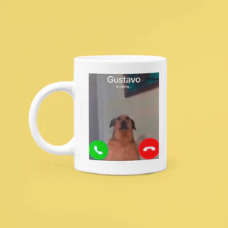 Caneca Gustavo está ligando - Caneca Porcelana - Engraçado - 325ml - Presente - Meme - Divertido