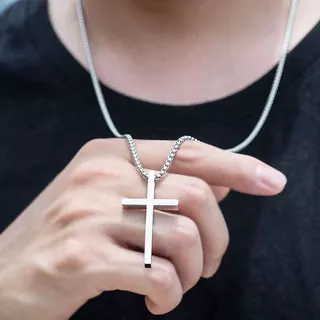 Colar Masculino com Cruz Prateada Corrente em Aço Titânio Estilo Minimalista