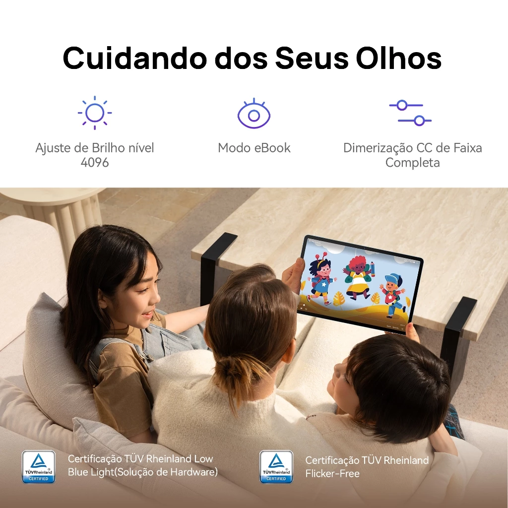 Família reunida no sofá usando o tablet HUAWEI destacando os modos de conforto visual e proteção ocular