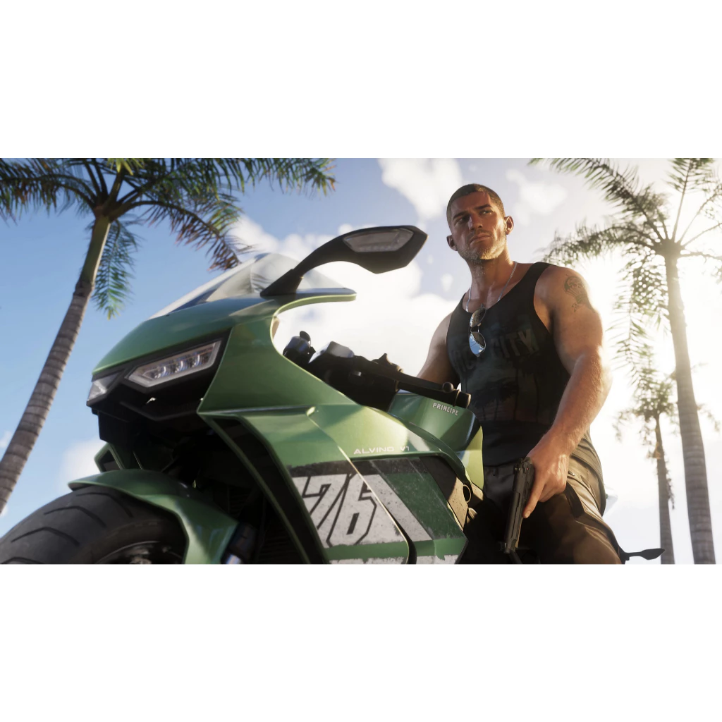 Personagem masculino musculoso com regata e óculos de sol no peito, segurando uma pistola e encostado em uma motocicleta esportiva verde, com palmeiras ao fundo.