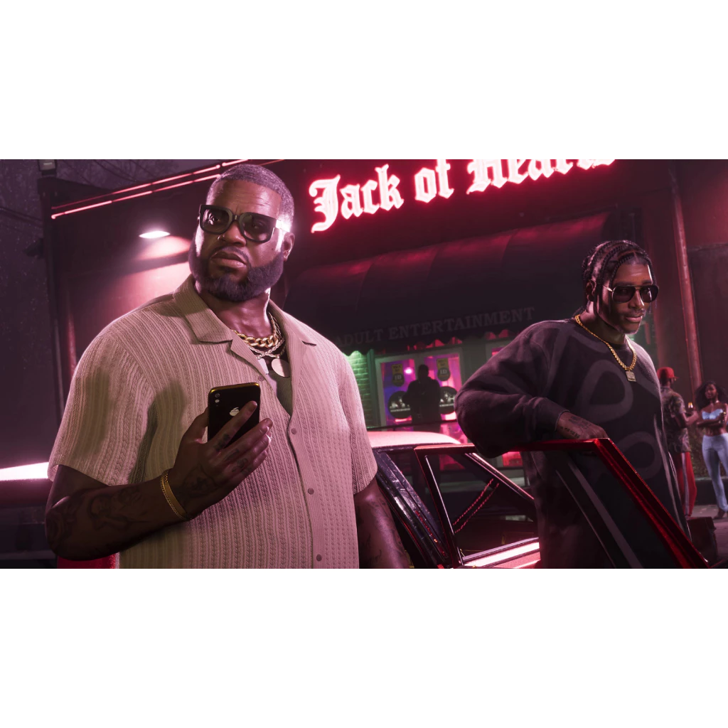 Dois homens em um ambiente noturno urbano com luzes de neon. Um homem barbudo segura um smartphone, enquanto o outro, mais jovem, se apoia em um carro, com uma placa de 'Jack of Hearts' ao fundo.