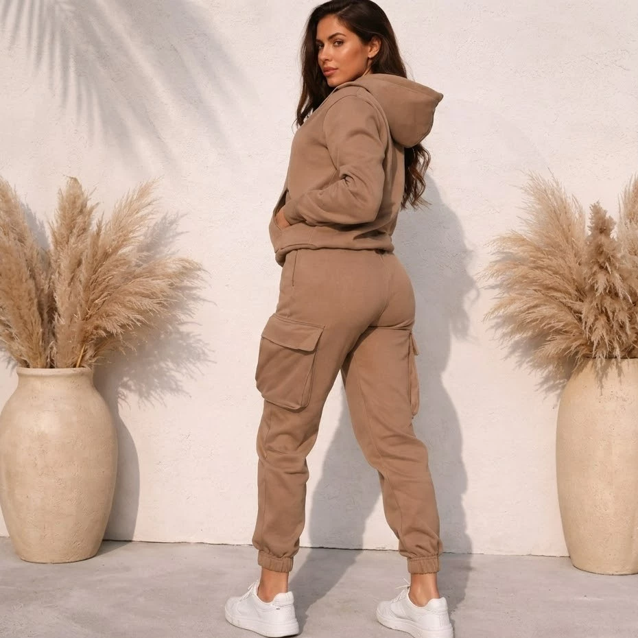 Conjunto Feminino Casual Moletom com Capuz e Calça Cargo Ajustada Tendência Moda 2026