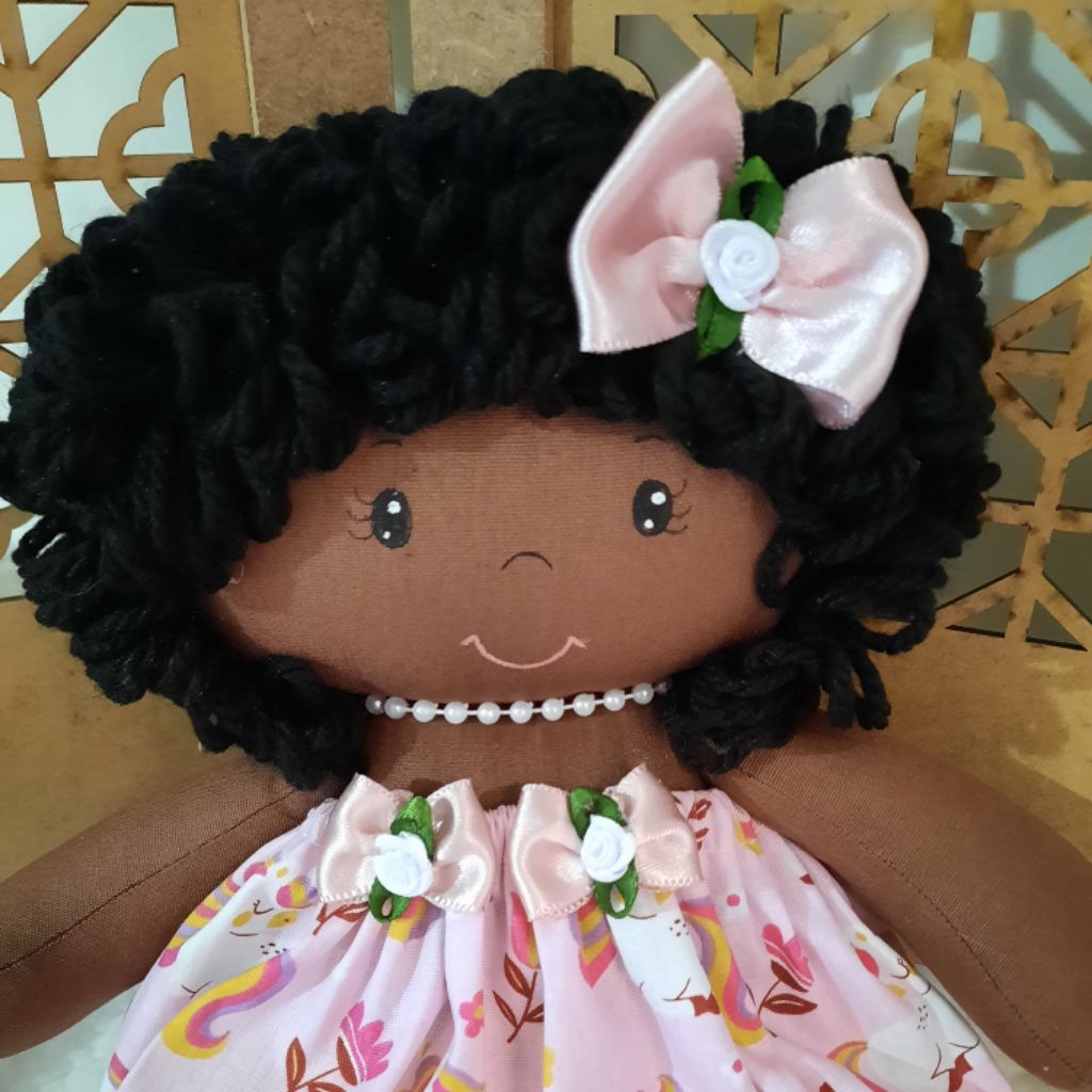 Oblee Marketplace  Boneca de Pano Negra Lili Com Troca de Roupa