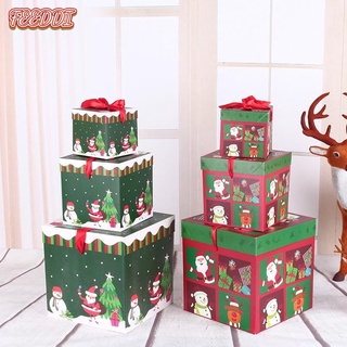 Árvore de natal com neve branca com decoração de presentes no interior da  casa de ano novo