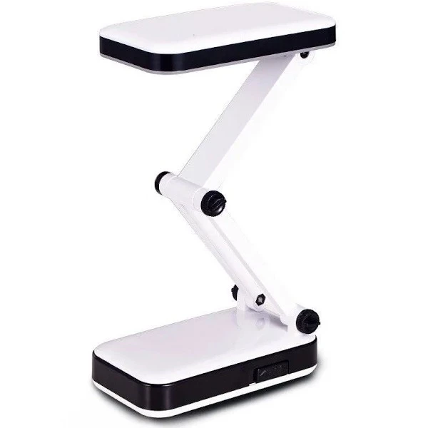 Luminária sendo carregada via cabo USB