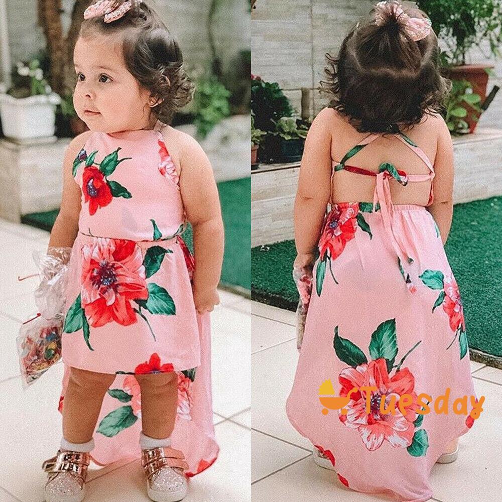 Roupa De Menina Pequena De Moda Bonita Como A Mãe. Menina Com Chapéu  Grande, Vestido Grande E Sapatos Grandes. Moda Menina Maquiagem. Moda Jovem  Menina Espelho Na Mão. Criança Menina Criança Jogo