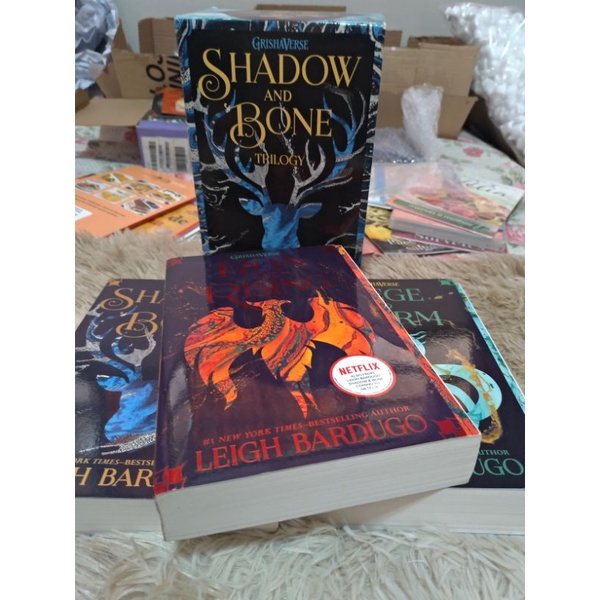 Shadow and Bone - Luz e Sombra de Leigh Bardugo - Livro - WOOK