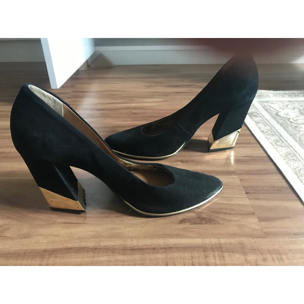 Scarpin preto salto store dourado