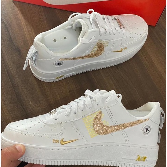 Tênis Nike Air Force - Feminino - Branco com Detalhe Dourado - Vai