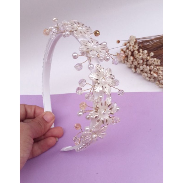 tiara bordada com perolas e flores para batizado / tiara branca para