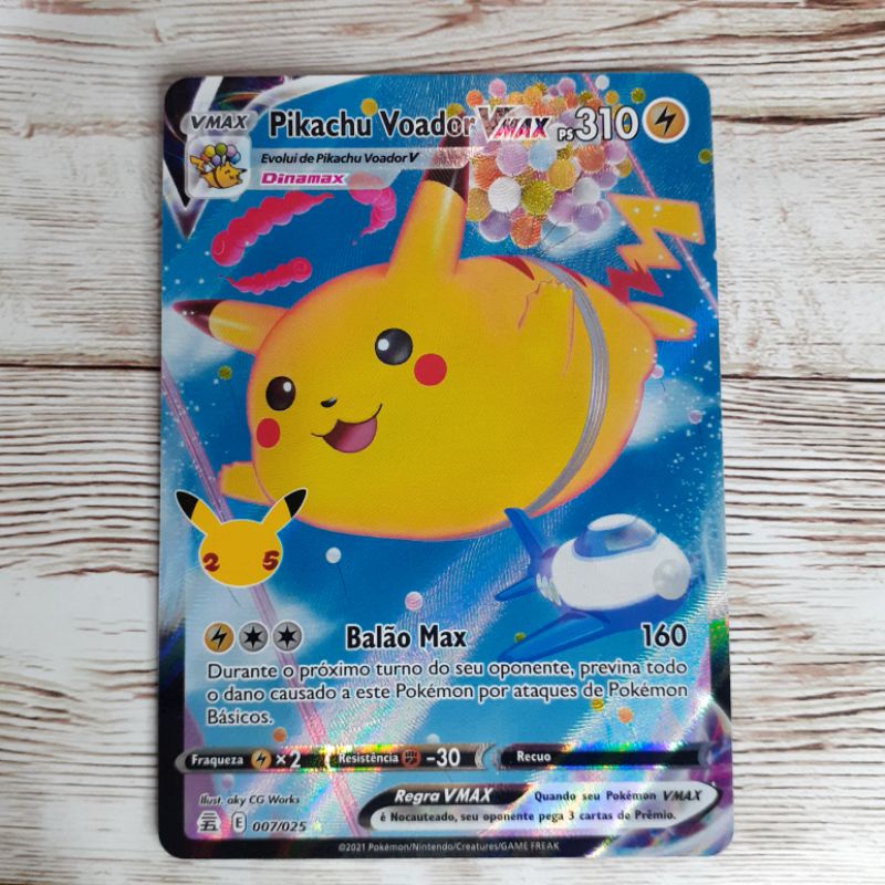 Carta Pokémon Pikachu Voador Vmax (007/025) - 25 Anos