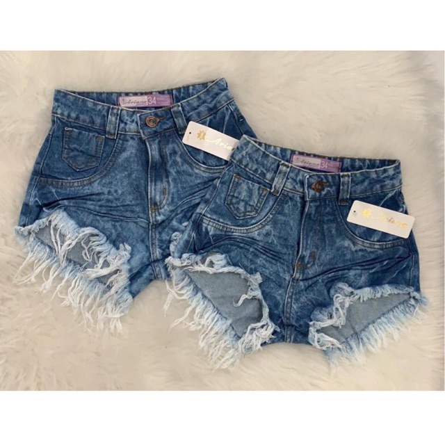 Short jeans desfiado em cima store e embaixo