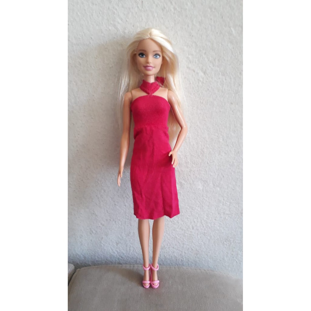 Boneca barbie vestindo roupas de cor rosa ou roxa