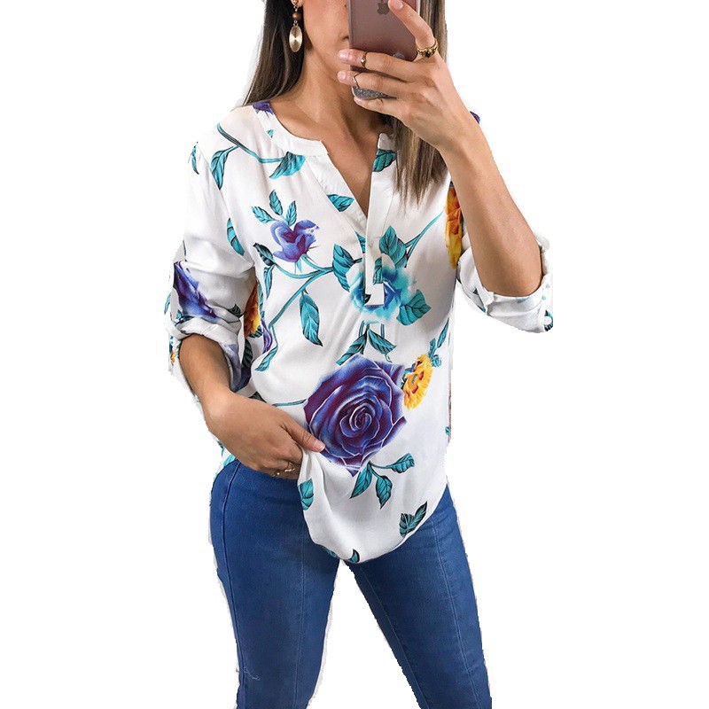 BLUSA, TIPO BATA, COM FENDA NO DECOTE E ACABAMENTO DE AGULHA E