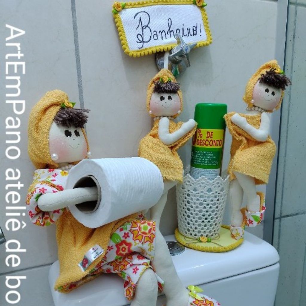 Kit boneca de pano porta papel higiênico mais jogo de tapete