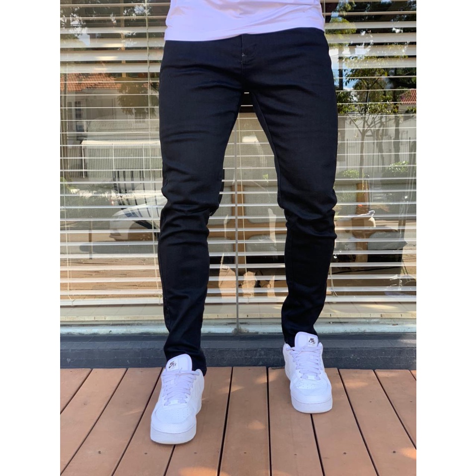 Calça jeans masculina preta com personalização lateral