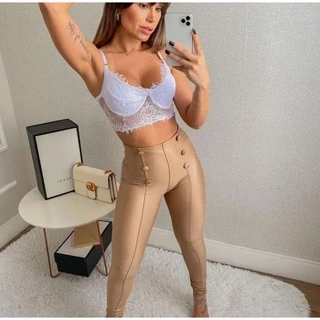 Calça Skinny Com Detalhe De Botões Encapados Veste Super Bem, Super Confortável.