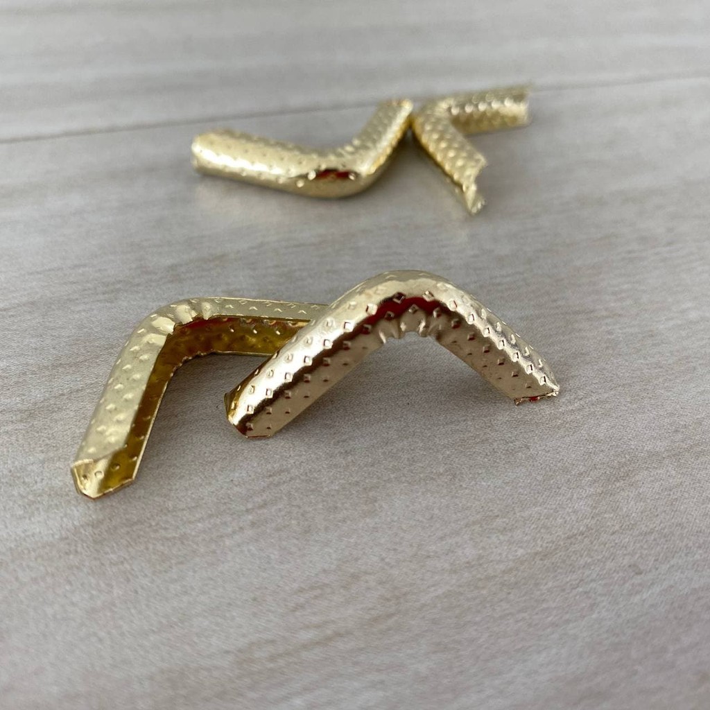 Cantoneira texturizada 2,5cm Dourada - Pacote com 4 unidades