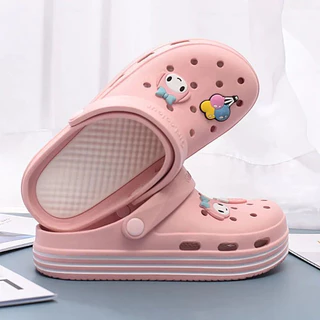 Sapatos Dongdong Femininos Super Macios De Enfermeiras Médicas Altos Espessos ins Wind Cute Cartoon Beach Baotou Sandália