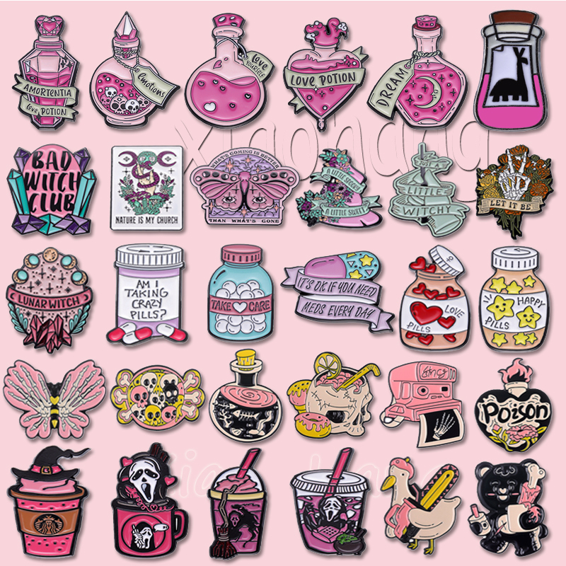 Poção Mágica Rosa Esmalte Esqueleto Punk Broche De Bruxa Borboleta Urso De Morango Alfinetes Criativos Broches De Garrafa Lapela Crachá Jóias Presente Para Amigos