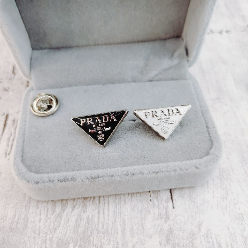 Moda Novo Estilo PRADA Triângulo PRADA Ladies Broche de Luxo Leve Broche de Colarinho100064