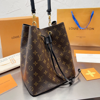 LV Louis & Vuitton Petite Malle East West Série Bolsa A Tiracolo Dura  Feminina Simples