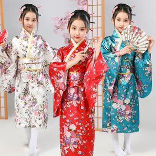 Kawaii girl anime vestindo quimono roupa tradicional japonesa