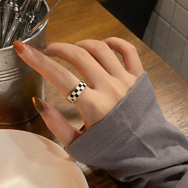 Moda Preto Preto Branco Quadro de xadrez Anel de xadrez Anel de dedo em placa Retro Índice Anel metálico de temperamento simples