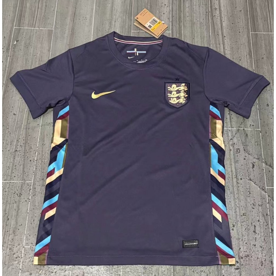 2024 Camisa De Alta Qualidade Inglaterra Fãs Campeonship Europeu Manga Curta Para Longe Ventilação Solta Versão Clássica Tailandesa De Camisetas De Movimento Postal