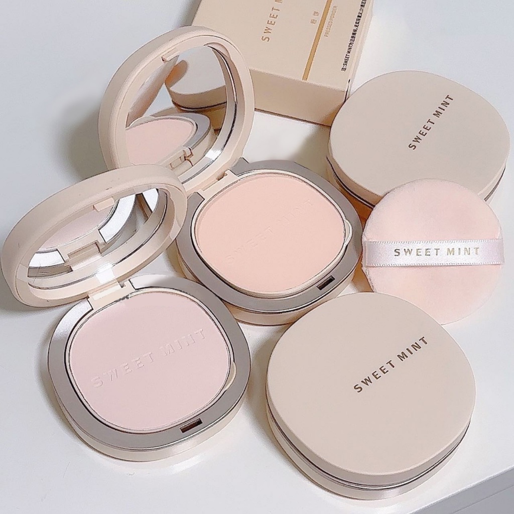Maquiagem em Pó Doce MINT Prensado Maquiagem em Pó de Longa Duração Poros Escondidos Não Fácil de Compota em Pó Natural Puff 2 em 1 Barato