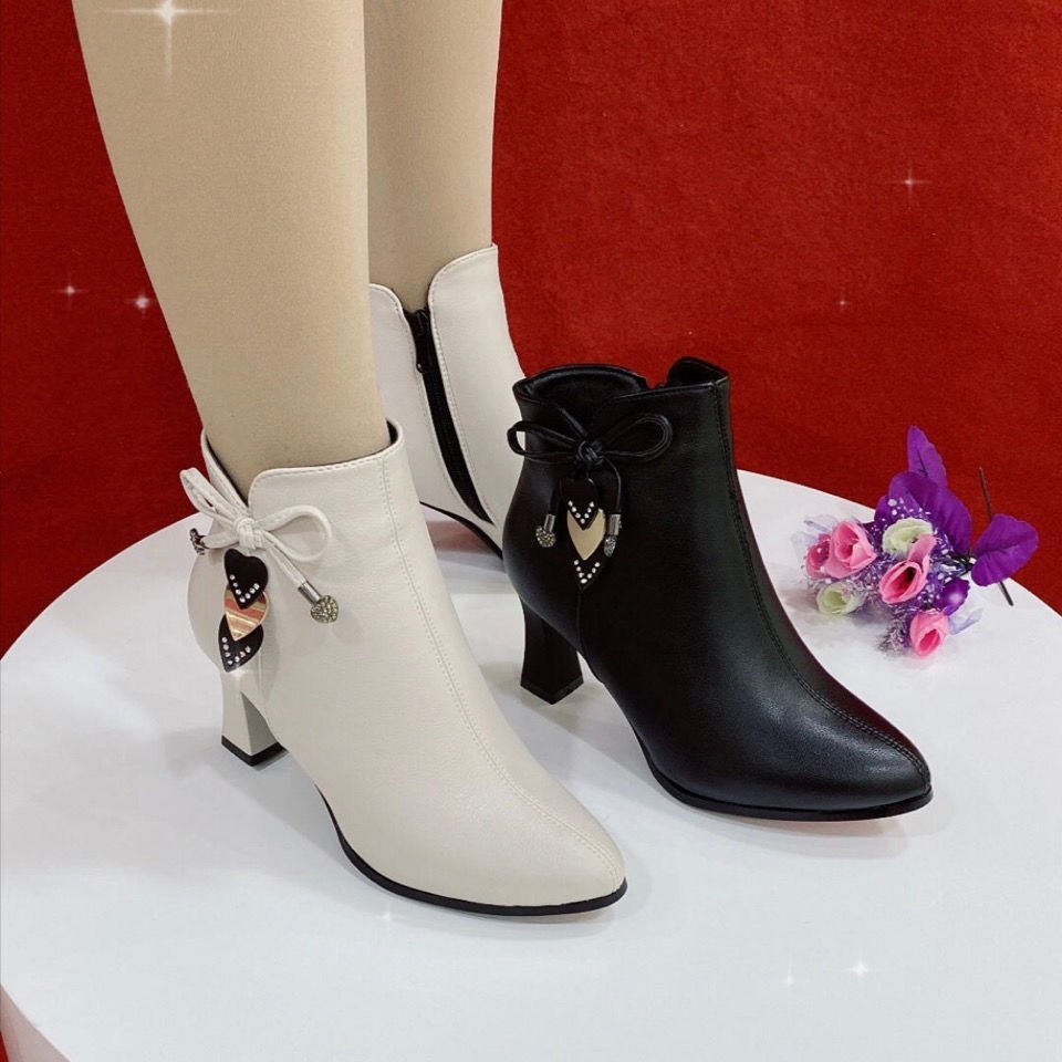 Botas Curtas Femininas Com Zíper Lateral De Um Degrau