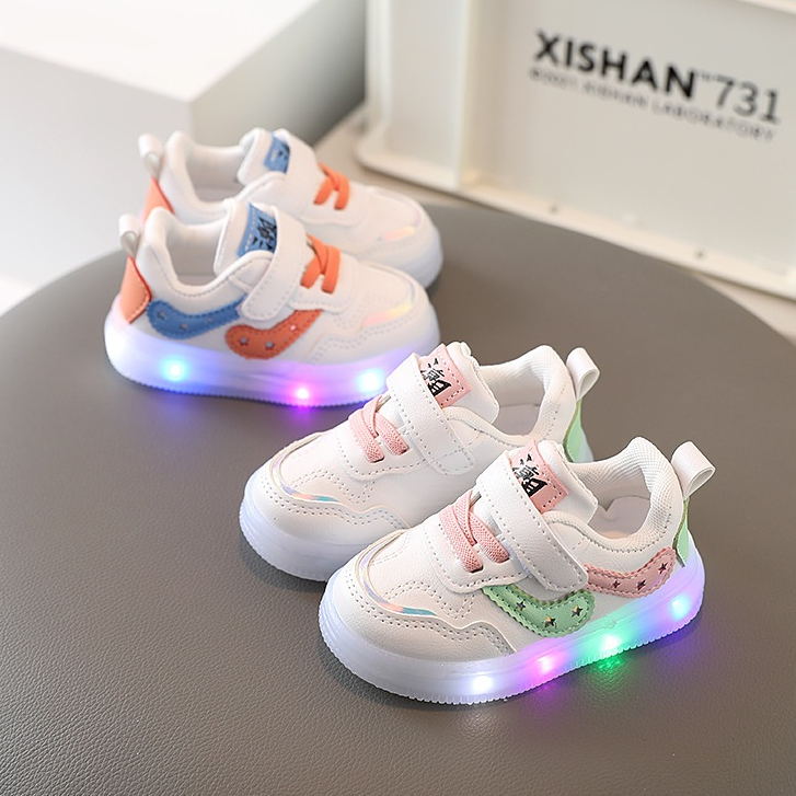 Tênis infantil 0-8 anos de bebê Calçados infantis Menino Menina Luzes LED Sapatos casuais Leve e macio